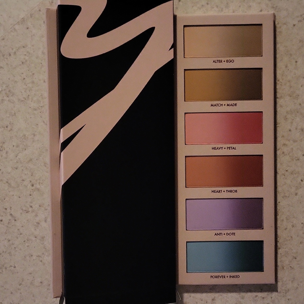 COPY - Hindash monochromance eyeshadow pressed pigment palette plus FREE GIFT.